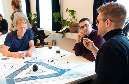 Health Innovators studerende i workshop