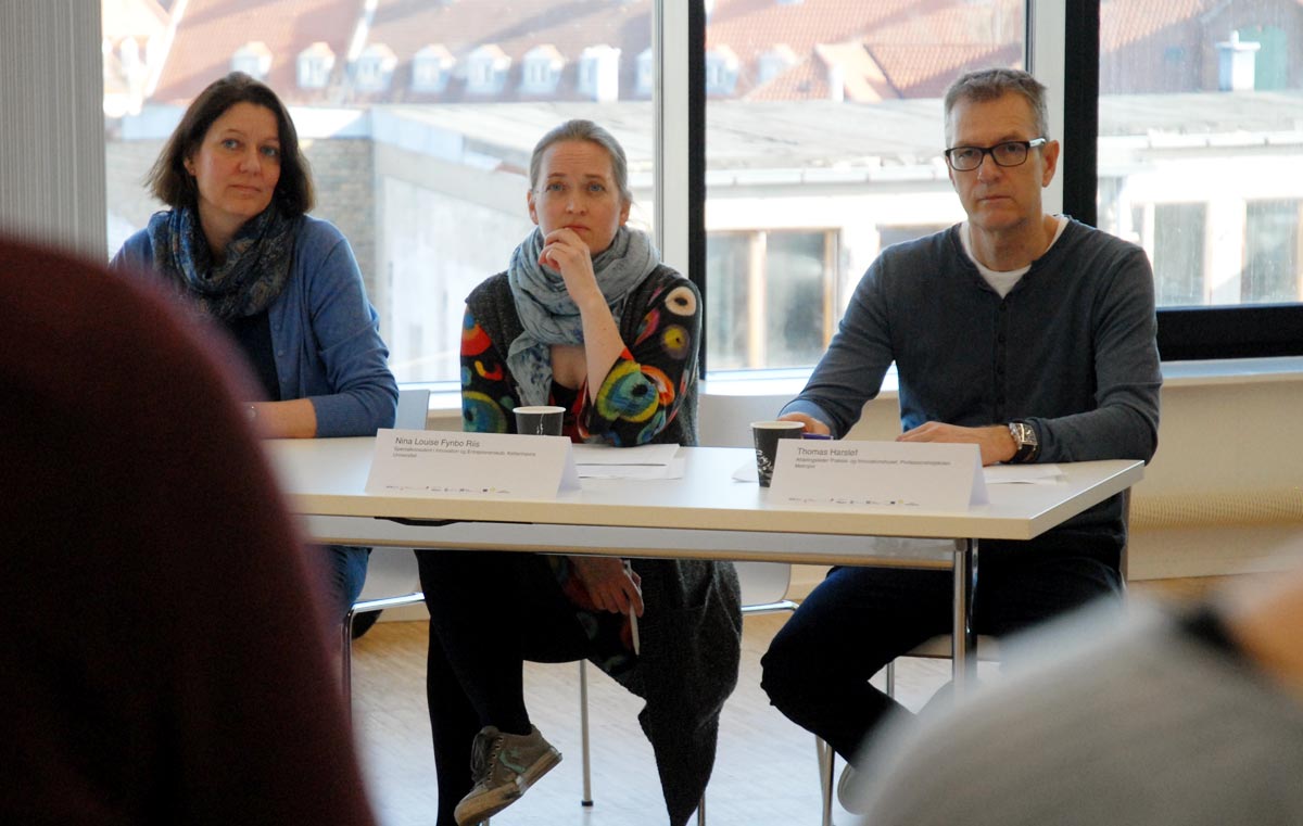Panel bedømmer de studerendes løsninger