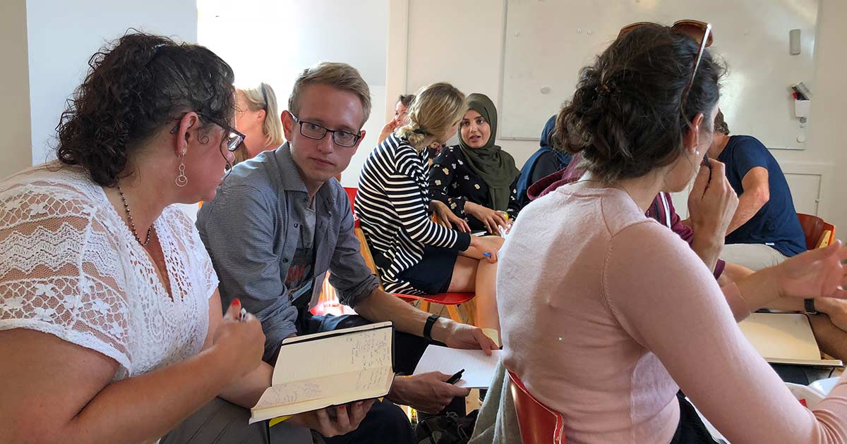 Studerende diskuterer til Summer Talks